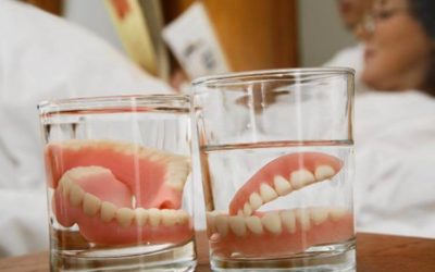 Zubi u čaši – TOTALNA PROTEZA i kako je se riješiti zauvijek