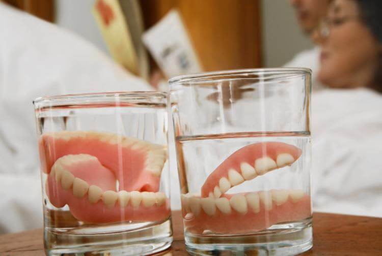 Zubi u čaši – TOTALNA PROTEZA i kako je se riješiti zauvijek
